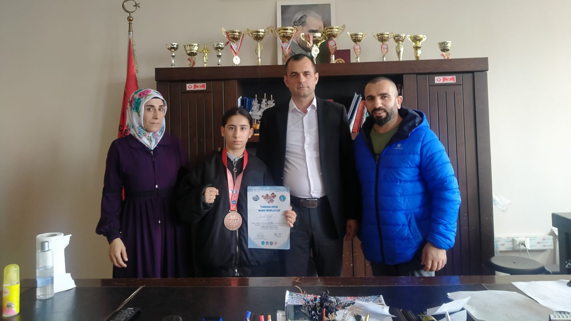Okulumuz Öğrencisi Saliha HAZİRE Kick Light Kategorisinde Wako World Cup ta 3.olmuştur...